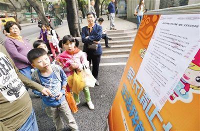 昨日，中華路小學(xué)貼出告示，提醒家長(zhǎng)不要相信傳言。