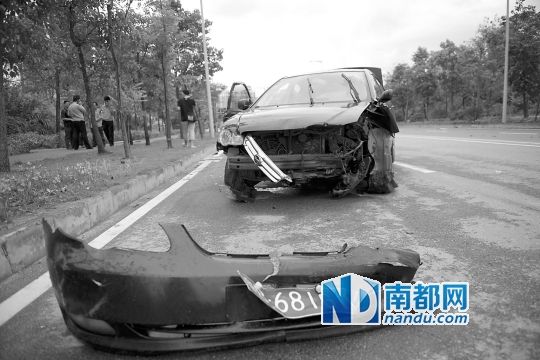 男子搶的比亞迪轎車車頭損毀嚴(yán)重。