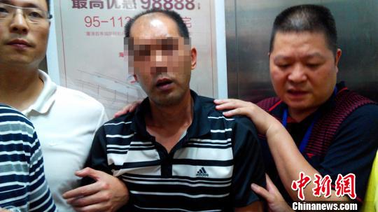 嫌疑人吳某被抓獲思超攝 嫌疑人吳某被抓獲思超攝