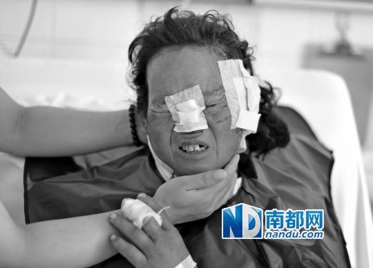 受狼群襲擊受傷較重的村民在接受救治。C FP圖片