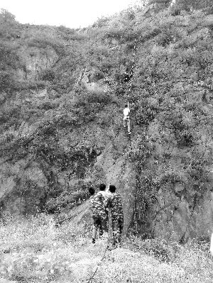 經(jīng)過三個(gè)半小時(shí)的緊張救援，半山腰的男子被成功救下 消防供圖