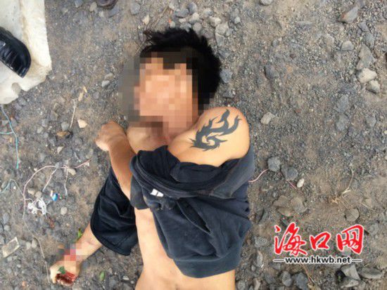 死亡的男子，左手手臂上有紋身