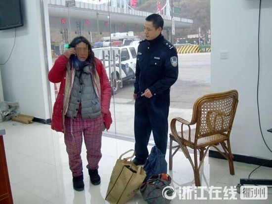 1月30日，衢州高速交警發(fā)現(xiàn)了徒步走在高速楓嶺關卡口的汪女士