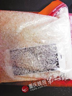 落水后，把手機放進大米里吸水