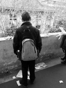 “娃在湖南上大學(xué)，馬上就要畢業(yè)了，所以我經(jīng)常在網(wǎng)上瀏覽咸陽、西安的招聘信息，想讓他畢業(yè)后留在我和他媽身邊……”3月14日，秦都區(qū)人才交流中心在區(qū)政府二樓舉辦招聘會(huì)，一名50多歲的“求職者”吸引了不少人的目光。據(jù)悉，此次招聘會(huì)共有市內(nèi)外112家企業(yè)參加，提供就業(yè)崗位3200個(gè)。