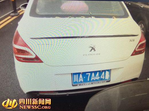 男子10萬(wàn)元買車用膠布遮車牌被逮 稱沒(méi)錢才遮牌