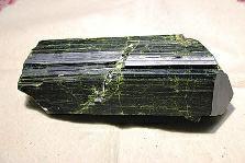 近日，商南縣奇石愛好者潘某在青山鎮(zhèn)鐵礦開采區(qū)發(fā)現(xiàn)一塊疑似綠簾石，有待相關(guān)專家和權(quán)威機構(gòu)認定。