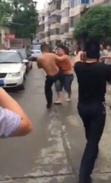 網(wǎng)曝長(zhǎng)沙警察上班喝酒開警車打人警方已調(diào)查 網(wǎng)曝長(zhǎng)沙警察上班喝酒開警車打人警方已調(diào)查