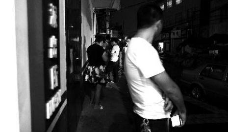 通過聊天軟件陌陌，男子小黃認(rèn)識(shí)了女孩小李，兩三天后，兩人就住到了一起。但好景不長，兩人在一起僅過了十幾天，戀愛關(guān)系即破裂，小黃稱曾給小李花了一萬余元。日前，小黃以詐騙為由將小李帶到派出所。