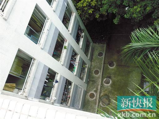 據(jù)目擊者稱,當(dāng)時(shí)墜樓者躺在右排中、下兩個(gè)井蓋中間附近。