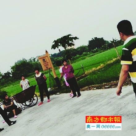 張敬軒微博發(fā)布拍戲遭村婦攔路索“買(mǎi)路錢(qián)” 張敬軒微博發(fā)布拍戲遭村婦攔路索“買(mǎi)路錢(qián)”