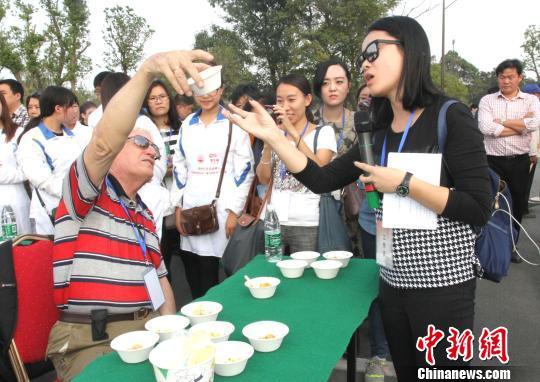 圖為外國友人品嘗揚州炒飯。　崔佳明　攝