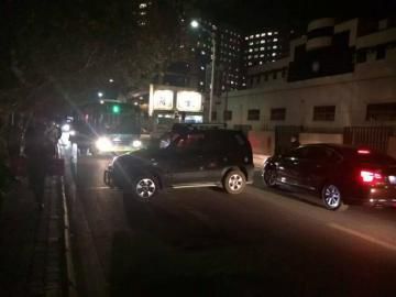 10月22日被推到路面的車攔住了公交車。（圖據(jù)網(wǎng)絡(luò)）