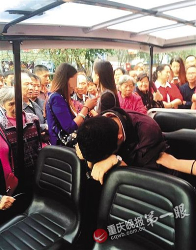 偷拍男子（前）照片來(lái)源于網(wǎng)絡(luò)，請(qǐng)作者與重慶晚報(bào)聯(lián)系