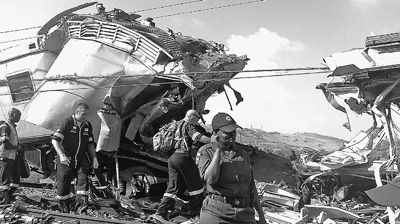 圖為救援人員在火車相撞事故現(xiàn)場(chǎng)忙碌。新華社發(fā)