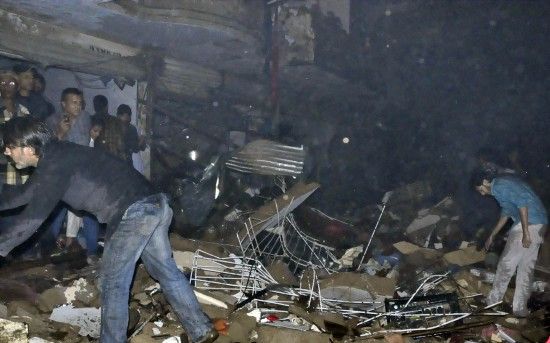 3月3日，在巴基斯坦南部城市卡拉奇，救援人員在爆炸現(xiàn)場工作。