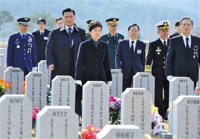 26日，韓國(guó)總統(tǒng)樸槿惠參加“天安”艦事件3周年紀(jì)念活動(dòng)，悼念在事件中身亡的韓國(guó)士兵。