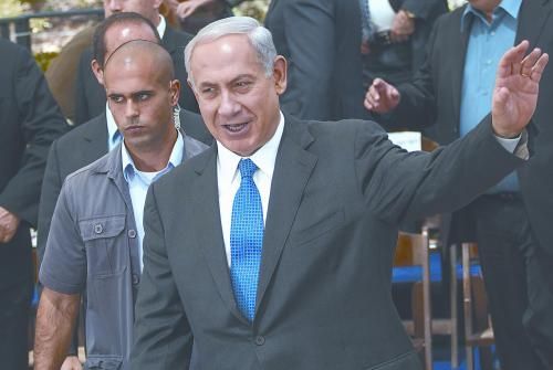 經(jīng)以總理內(nèi)塔尼亞胡主持的內(nèi)閣秘密會(huì)議決定，以空軍接連對(duì)敘利亞多處目標(biāo)實(shí)施空襲。圖為內(nèi)塔尼亞胡5日出席內(nèi)閣會(huì)議。