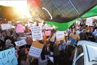 10日，利比亞首都的黎波里，當(dāng)?shù)厥忻裨诶葋喭饨徊客馐就?，抗議“政治隔離法”。圖/東方IC