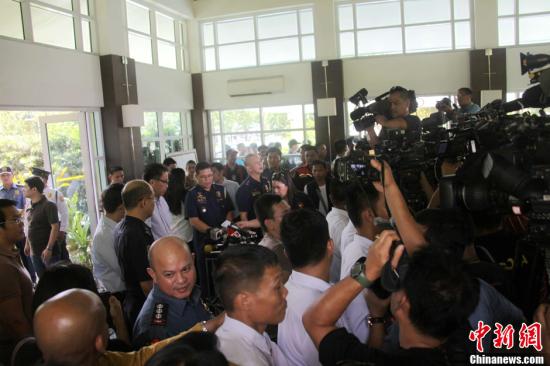 　　6月1日，菲律賓內(nèi)政部長羅哈斯在菲國家警察部隊(duì)司令普里斯馬等人陪同下召開記者會(huì)，介紹環(huán)球城公寓樓