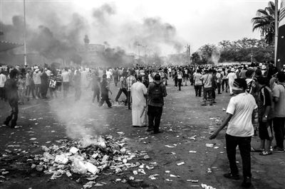7月27日,在埃及首都開羅,穆爾西支持者同防暴警察發(fā)生沖突。新華社發(fā)