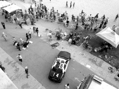 3日，美國洛杉磯，威尼斯海灘上血跡斑斑，警方正在調(diào)查。圖/東方IC