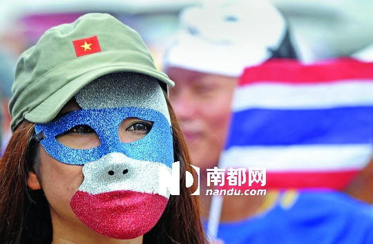 4日，一名泰國反政府人士頭戴面具在首都曼谷參加集會。