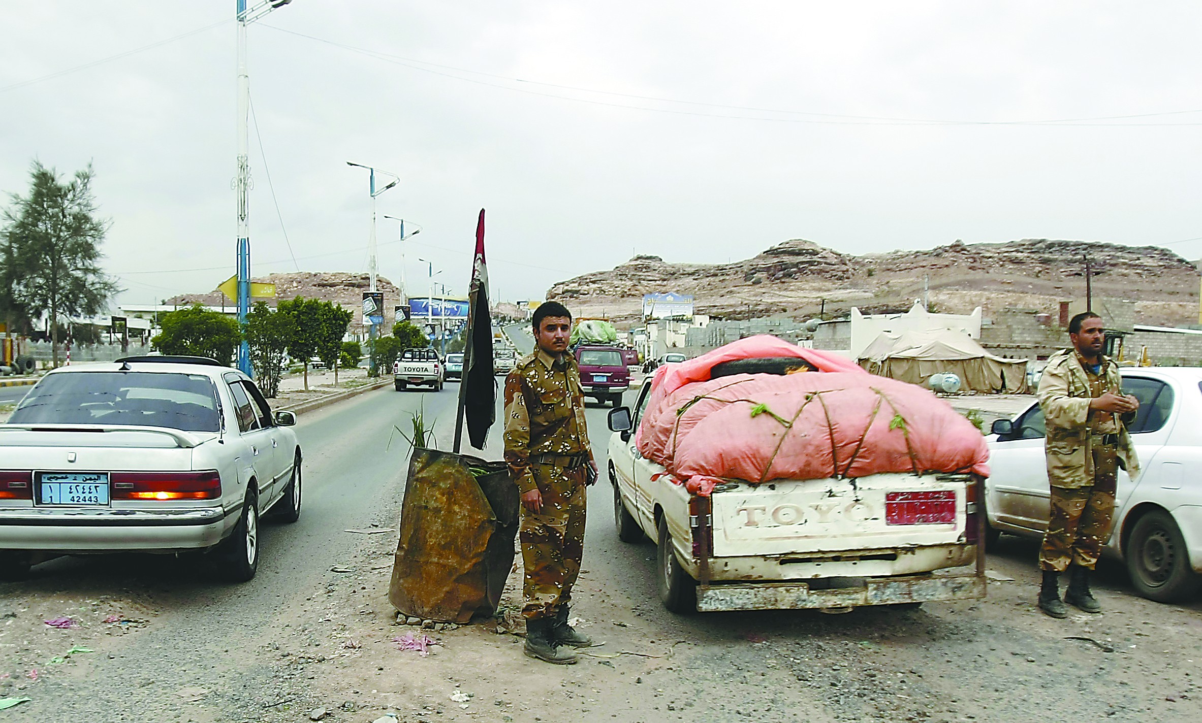 當(dāng)?shù)貢r(shí)間4日，在也門首都薩那，安全人員在通往美國大使館的路上設(shè)置檢查站檢查過往車輛。