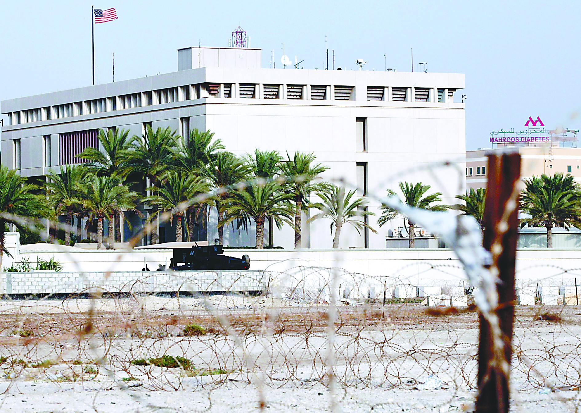 當(dāng)?shù)貢r(shí)間4日，在也門首都薩那，安全人員在通往美國大使館的路上設(shè)置檢查站檢查過往車輛。