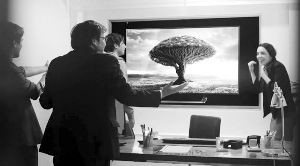 屏幕顯示樹(shù)的畫(huà)面，求職者獲知真相