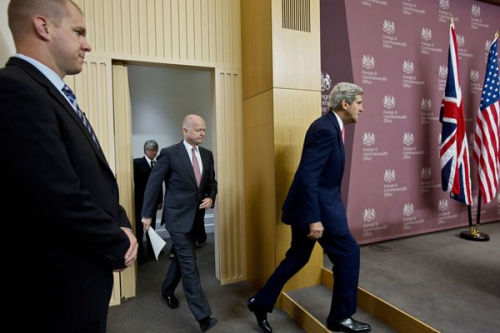 資料圖：美國(guó)國(guó)務(wù)卿約翰·克里與英國(guó)外交大臣威廉·黑格在倫敦。