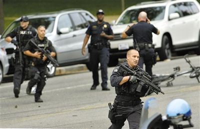 3日,案發(fā)現(xiàn)場,持槍警察在奔跑。