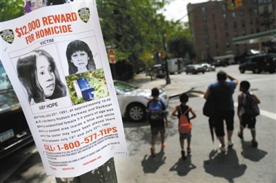 2013年7月23日，貼在紐約街頭的征詢線索傳單，這天是“希望寶寶”被發(fā)現(xiàn)遇害的日子，每年這天警方都