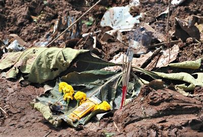 失事現(xiàn)場,有人擺上鮮花放上香燭表示悼念。