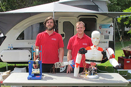 皮尤和尼克爾斯基與他們的3D機(jī)器人。