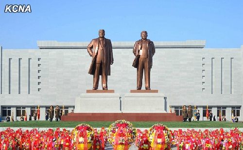 朝鮮元山市金日成金正日銅像揭幕金正恩送花籃 朝鮮元山市金日成金正日銅像揭幕金正恩送花籃