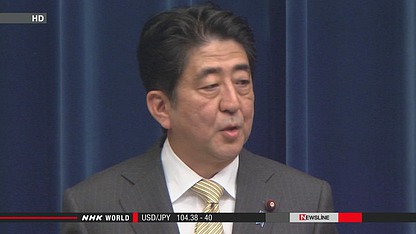 日本首相安倍晉三出發(fā)前往瑞士前接受記者采訪。