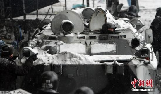 圖為烏克蘭警方派出裝甲車駛向抗議人群。