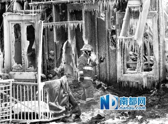 消防員用蒸汽機融化救火后殘留的冰層，尋找遇難者遺