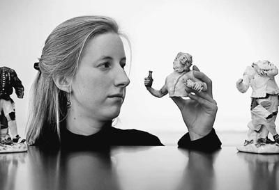 在英國倫敦，拍賣行員工展示邁森瓷器。