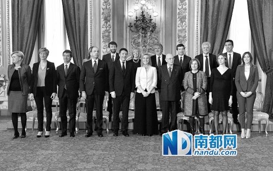 2月22日，在意大利羅馬總統(tǒng)府，新任總理馬泰奧·倫齊(前左五)與總統(tǒng)納波利塔諾(前右四)及新內(nèi)閣成員
