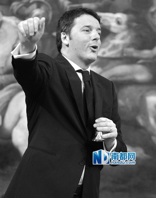 2月22日，在意大利羅馬總理府，新任總理馬泰奧·倫齊搖鈴象征正式行使總理權(quán)力。