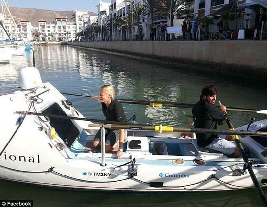 男女主角與他們的“小伙伴”，名叫“馬迪巴精神”的皮劃艇。