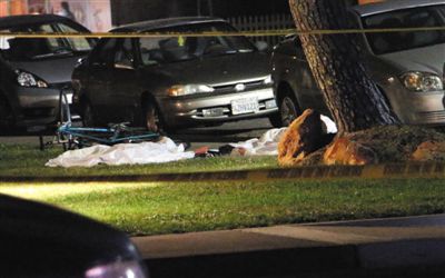 5月23日在美國加州大學(xué)圣巴巴拉分校附近的槍擊現(xiàn)場拍攝的死者遺體。