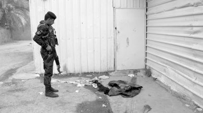 7月13日，伊拉克巴格達(dá)，警察在發(fā)生槍殺案的現(xiàn)場(chǎng)勘察。