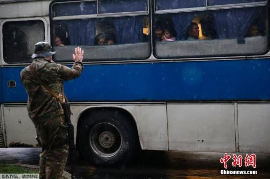 烏克蘭頓涅茨克，烏克蘭政府軍對當(dāng)?shù)爻掷m(xù)炮擊，民眾為躲避戰(zhàn)火，紛紛登上列車離開。