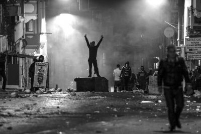 　10月8日，在土耳其伊斯坦布爾，同情難民遭遇的庫爾德人進行游行示威，指責政府應對“伊斯蘭國”武裝不