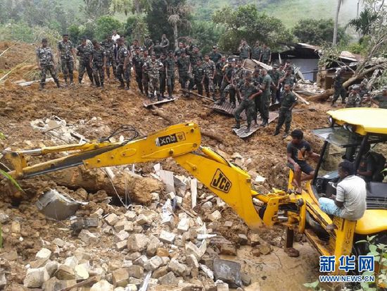 　10月29日，斯里蘭卡救援部隊(duì)抵達(dá)山體滑坡災(zāi)區(qū)展開救援。