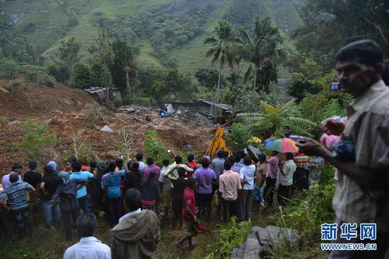 這張10月29日拍攝的照片顯示斯里蘭卡中部山體滑坡中幸存村民們正在被疏散。