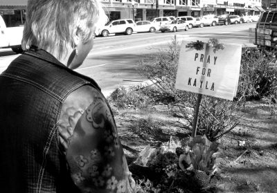 2月10日，美國亞利桑那州，民眾獻(xiàn)花悼念遇難的美國人質(zhì)米勒。圖/東方IC